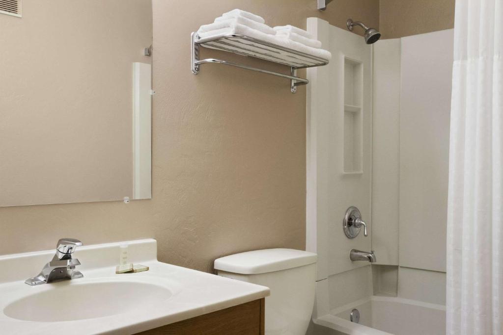 Super 8 by Wyndham Port Angeles at Olympic National Park image 10