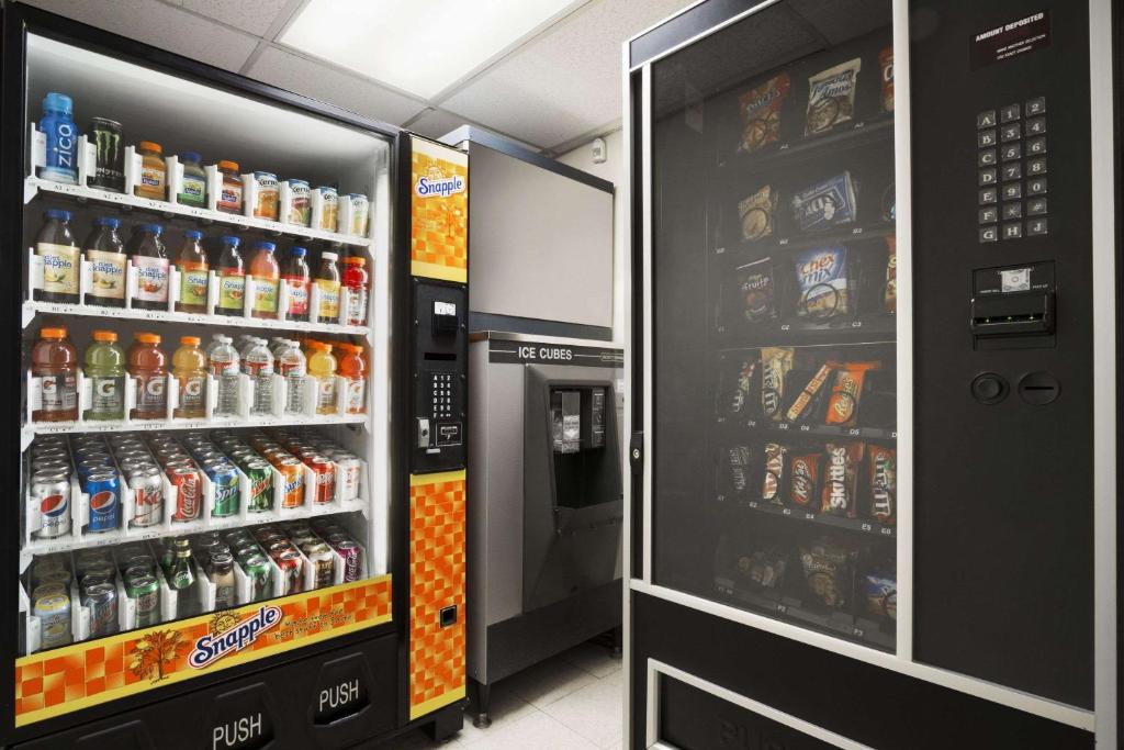 Super 8 by Wyndham Port Angeles at Olympic National Park image 6